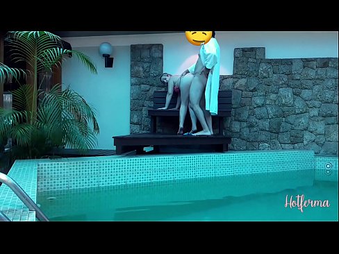 ❤️ Bosi fton shërbëtoren në pishinë, por nuk mundi t'i rezistonte një nxehtësie ❤❌ Video e ndyrë  në pornografi sq.lansexs.xyz